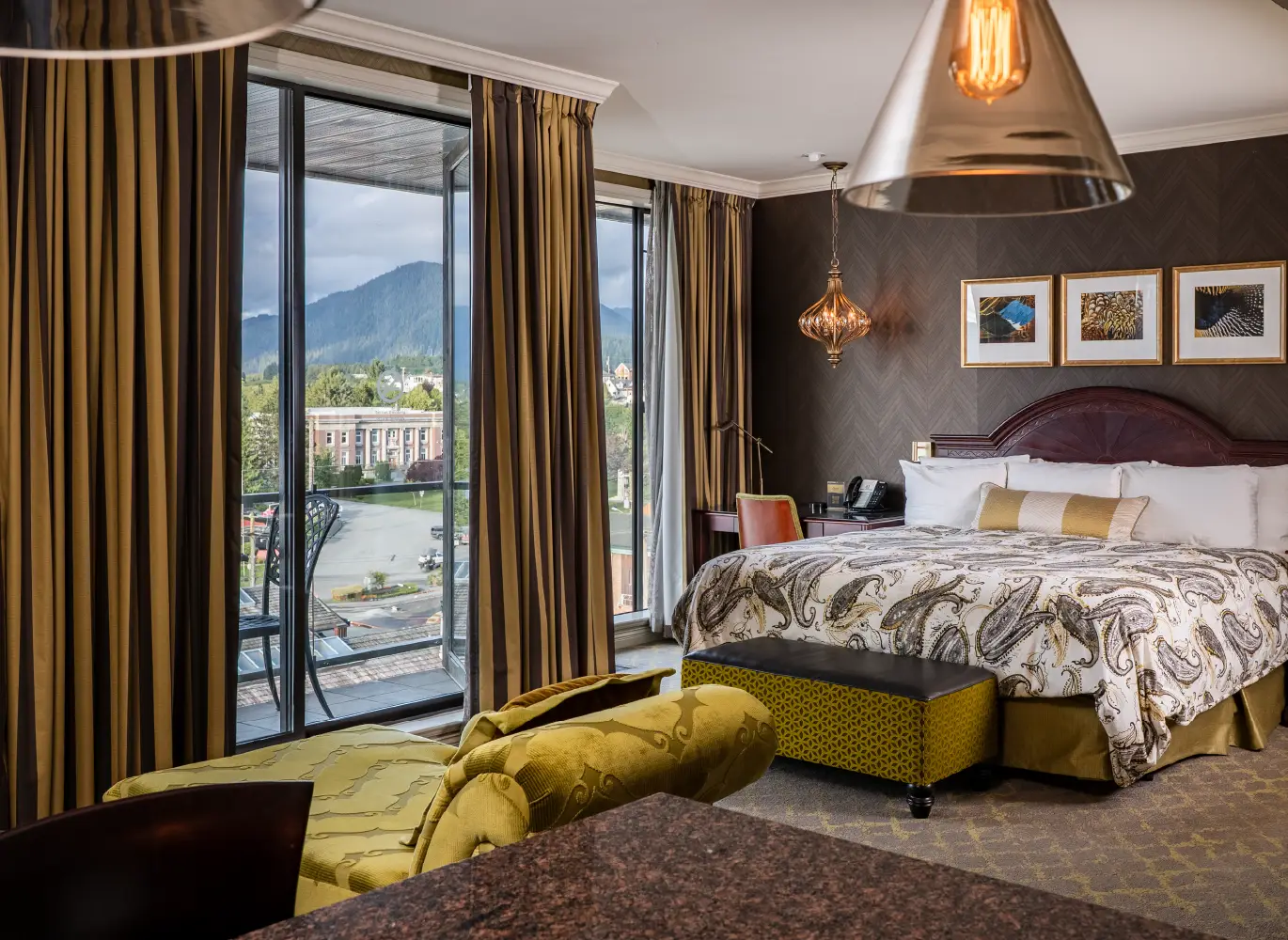 Beautiful suite with a view of the mountains