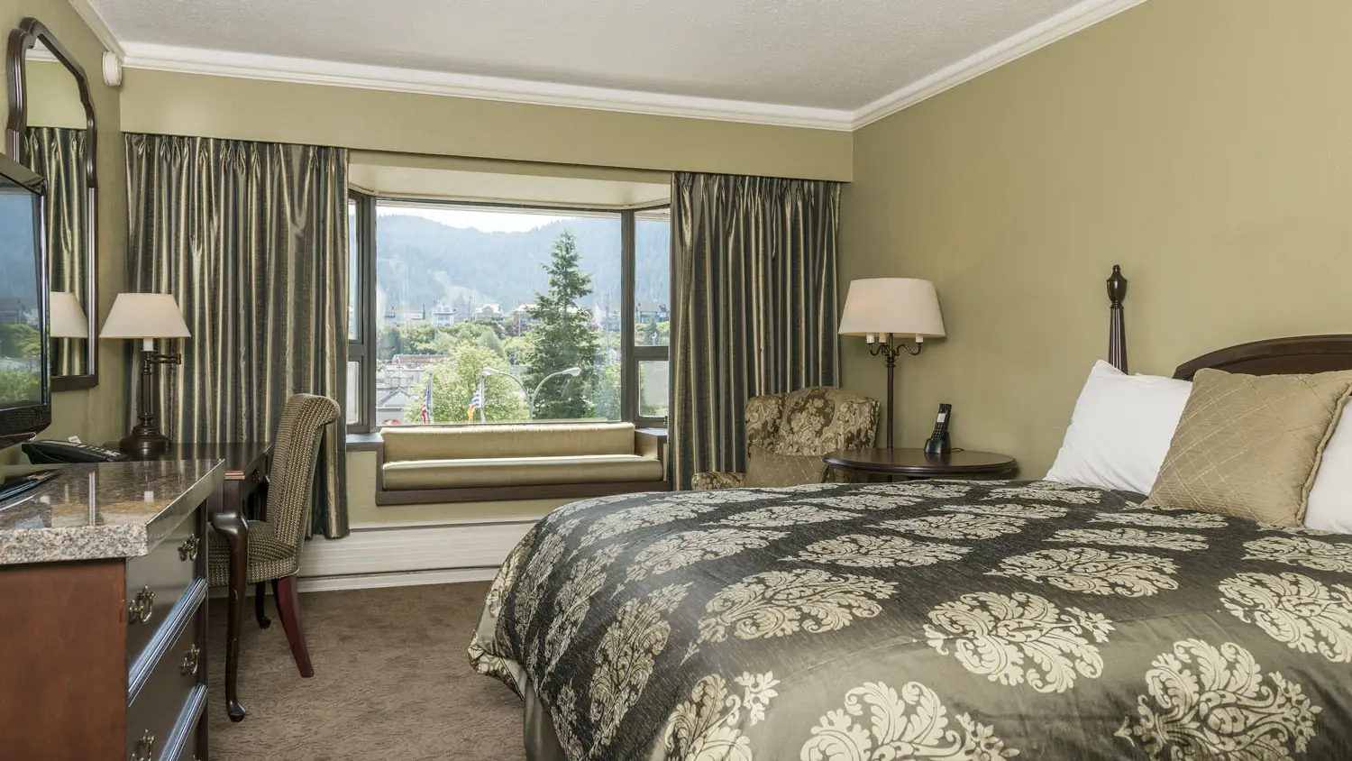 City Mountain View near Elevator with 1 King Size Bed