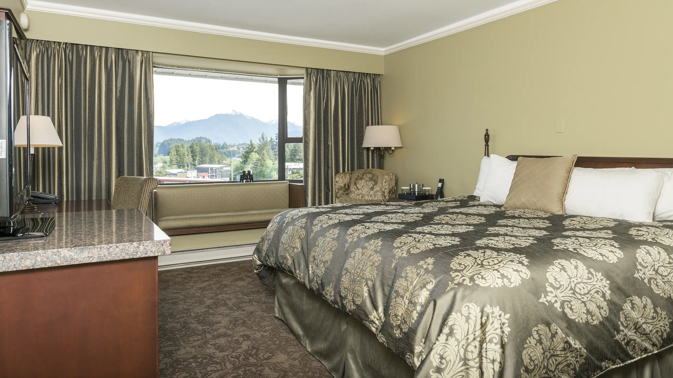 City mountain view suite with 2 Queen size beds